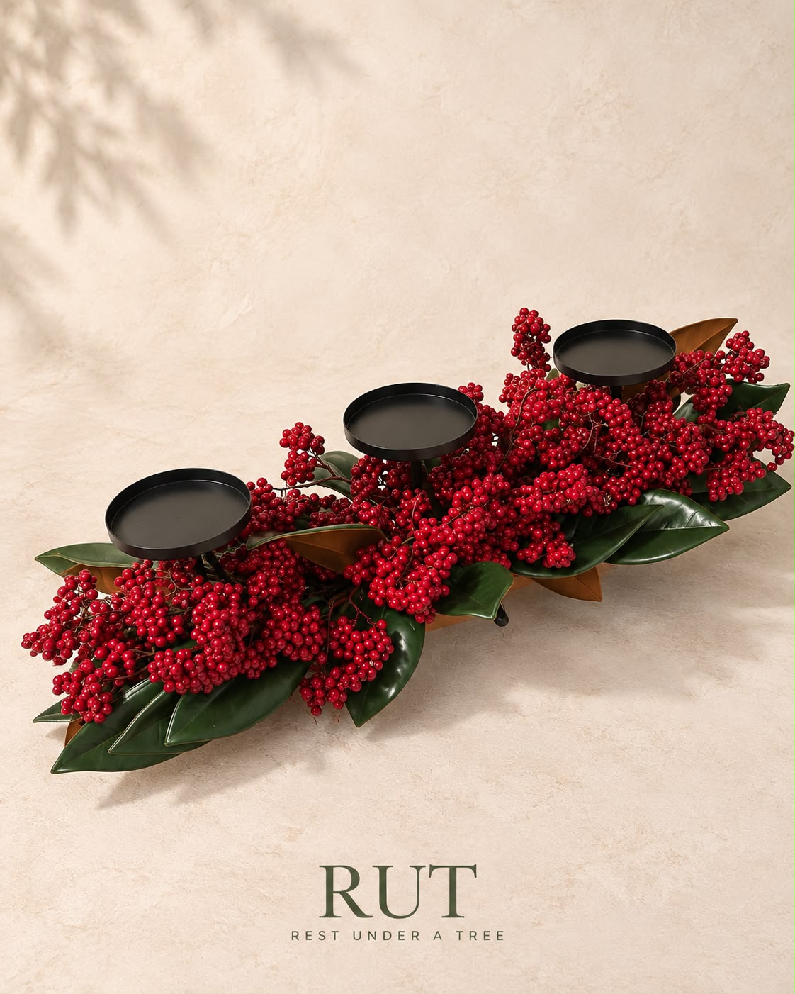 CENTRO DE MESA MAGNOLIA & RED BERRIES 75CM — Guirnaldas & follaje